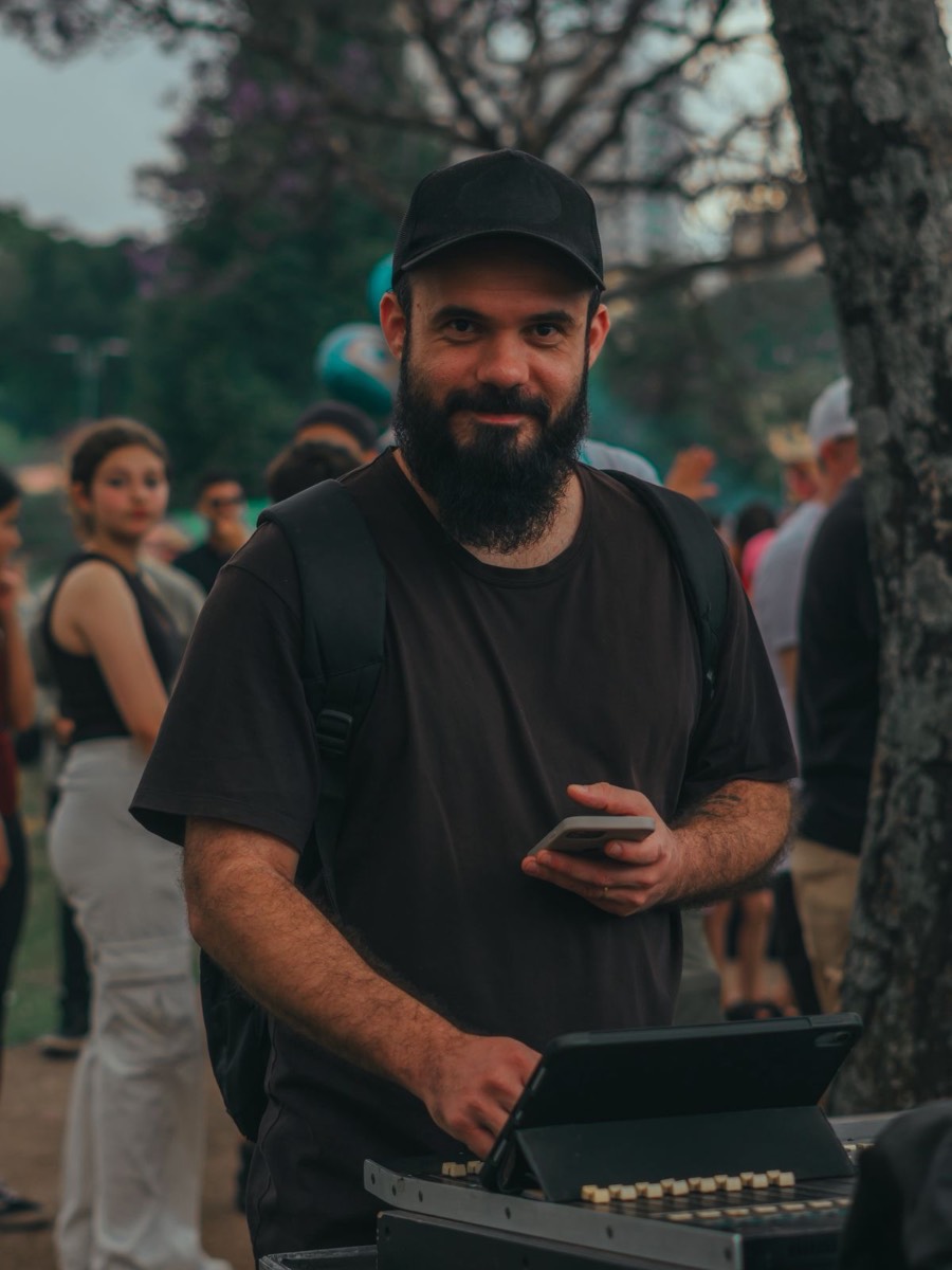 Álvaro Theml operando a mesa de som